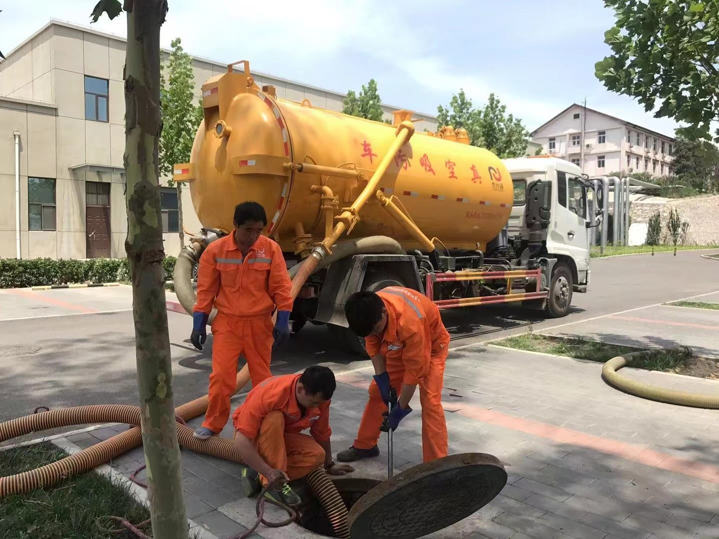 永州管道疏通车停在窨井附近